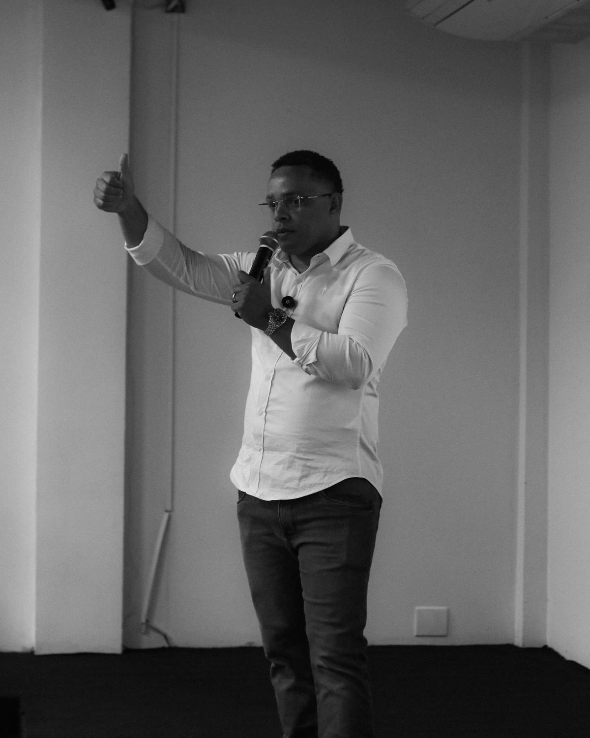 Isac Monteiro conduzindo presencialmente uma edição do Método UP